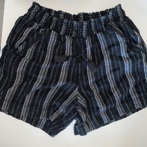 Linen shorts with pockets